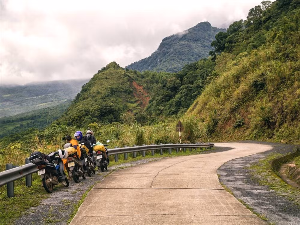 Bên cạnh sự hiểm trở, đèo Sa Mù nổi tiếng bởi vẻ đẹp như tiên cảnh.