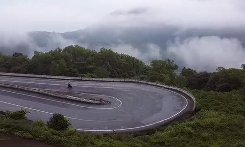 Vậy là cung đèo dài 19,8 km, có độ cao gần 1.400 m so với mặt nước biển, giáp biên giới Việt Nam - Lào hình thành.