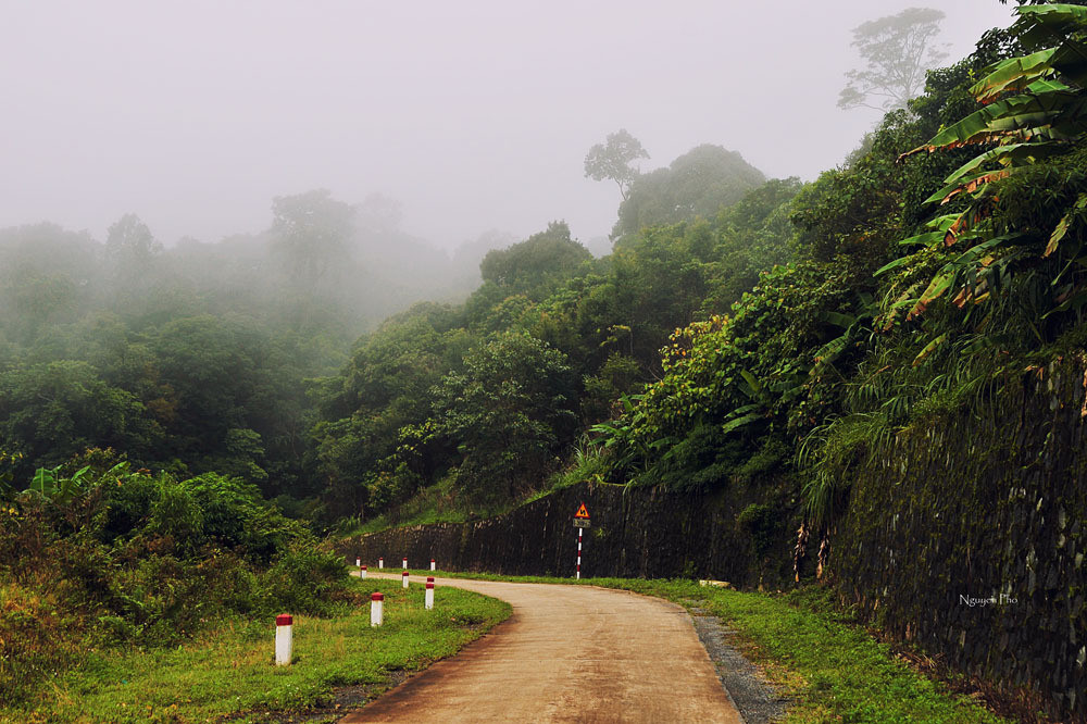 Theo người dân, trước kia, chưa có đường giao thông, nhắc đến địa danh Sa Mù ai cũng rùng mình, vì địa thế hiểm trở, nhiều dốc dựng đứng thậm chí có những đoạn chưa thấy dấu chân người...
