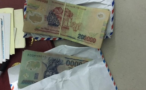 Ngay khi các đối tượng nhận tiền của ông N., các trinh sát ập đến bắt quả tang.