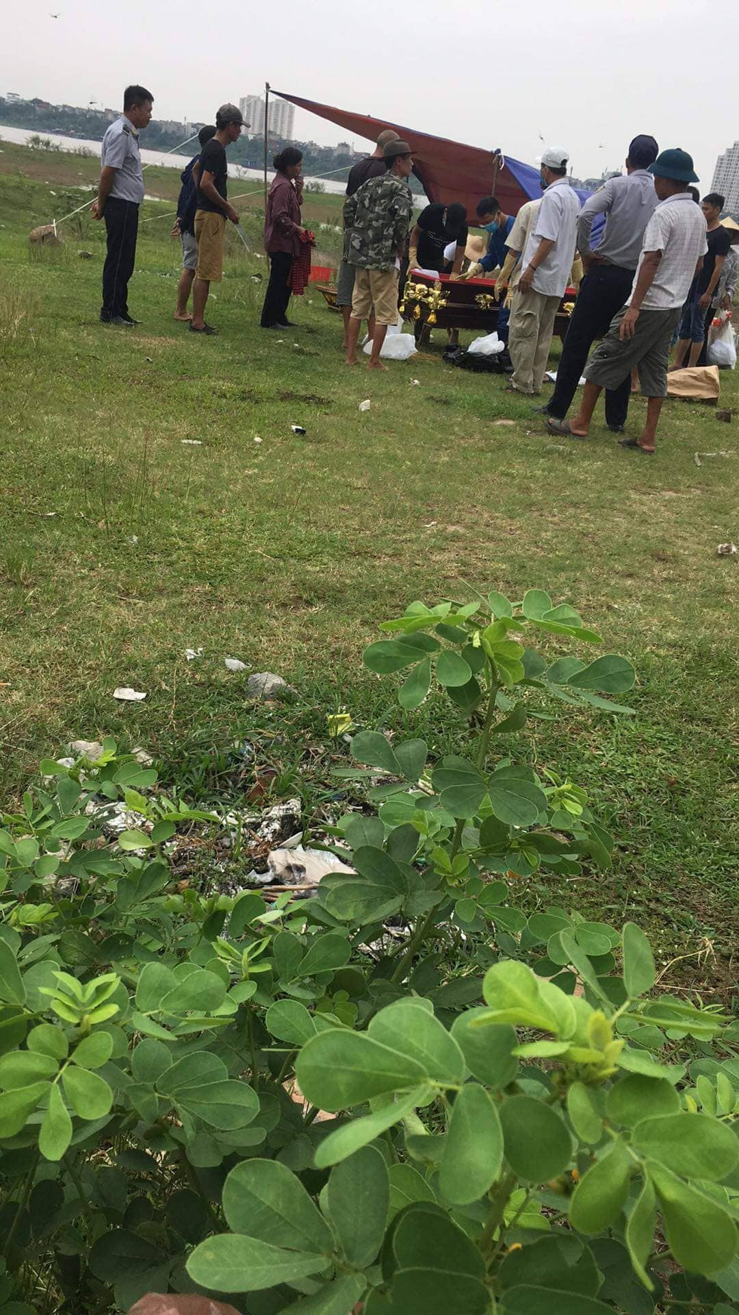 Tìm thấy thi thể nữ sinh nhảy cầu Vĩnh Tuy sau khi sang nhà bạn trai Tim thay thi the nu sinh nhay cau Vinh Tuy sau khi sang nha ban trai