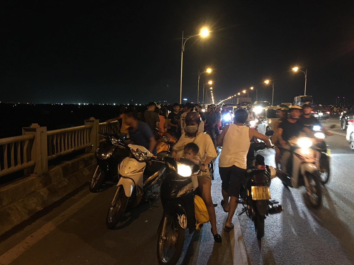 Trước đó như Kiến Thức đã đưa tin, vào khoảng 21h30 tối 14/6, một cô gái trẻ điều khiển xe máy trên cầu Vĩnh (phường Vĩnh Tuy, quân Hai Bà Trưng, Hà Nội) bất ngờ dừng xe để lại mẩu giấy nhỏ rồi nhảy xuống sông Hồng tự tử.