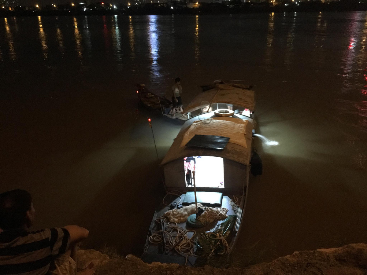 Người thân của H. cho biết, vào đêm 14/8, khi đến hiện trường thấy có người bạn trai và mẹ bạn trai cháu H. đang ở cầu. Xảy ra sự việc như vậy là do H. sang nhà trọ của bạn trai gần cầu Vĩnh Tuy ăn cơm.