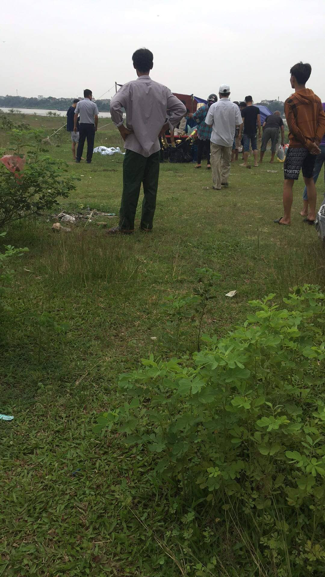 Thi thể cô gái 18 tuổi nhảy cầu tại cầu Vĩnh Tuy được phát hiện cách điểm nhảy cầu khoảng 1km, hướng về cầu Thanh Trì.