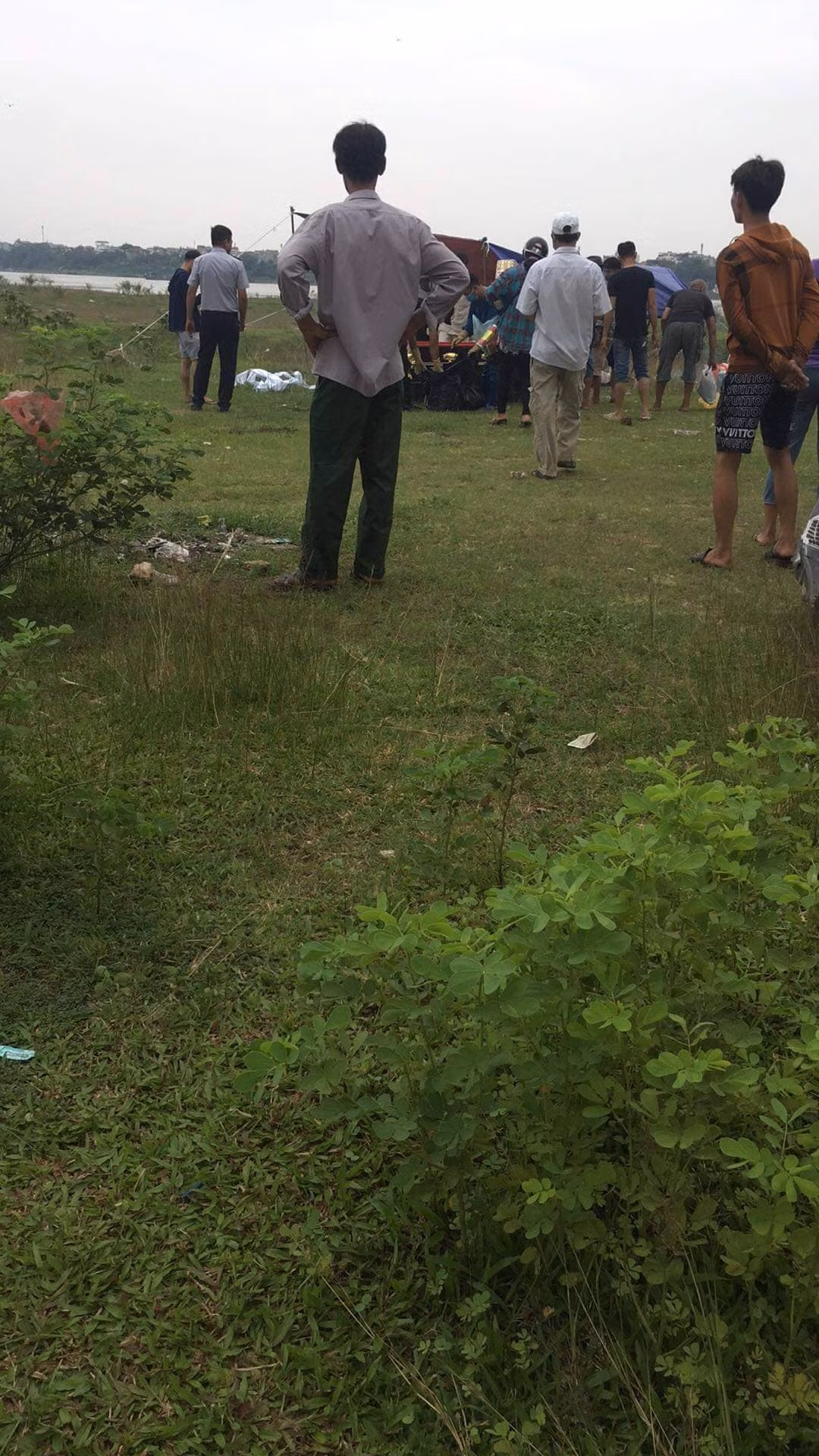 Thi thể cô gái 18 tuổi nhảy cầu tại cầu Vĩnh Tuy được phát hiện cách điểm nhảy cầu khoảng 1km, hướng về cầu Thanh Trì.