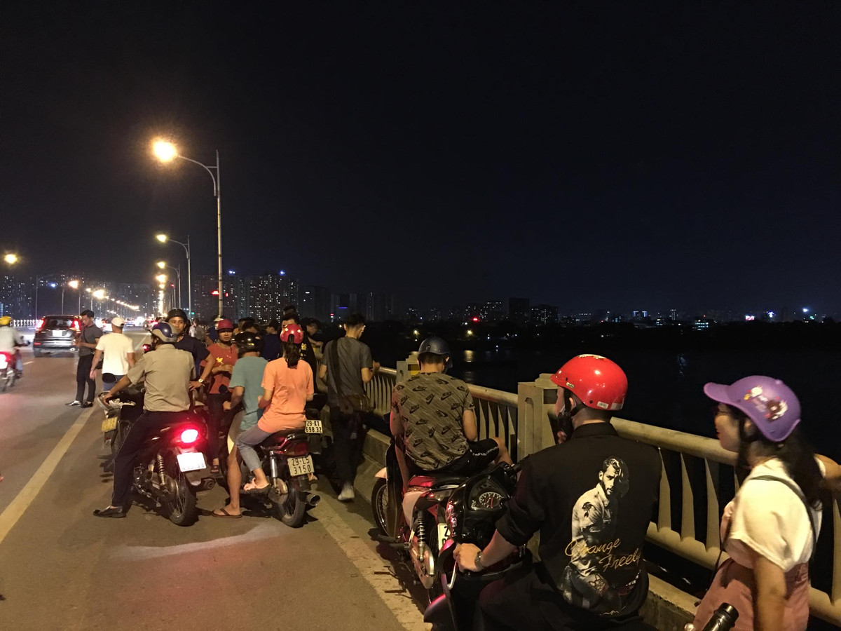 “Lúc tôi lên cầu thì thấy bạn trai của H. cùng mẹ và em của cậu ấy ở đó. Xe máy của cháu H. vẫn để trên cầu. Do quá bức xúc tôi có đánh người bạn trai kia vài cái. Chắc vì mâu thuẫn tình cảm nên cháu tôi mới ra nông nổi này. Sau đó nam thanh niên kia cùng mẹ cậu ta đi mất, sau khoá facebook rồi tắt điện thoại không liên lạc được nữa”, người thân của H. nói.