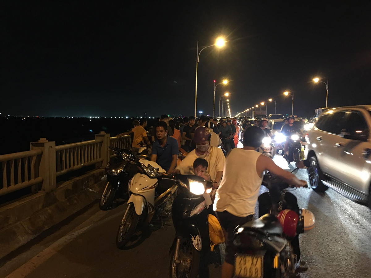 Sự việc xảy ra nhanh chóng khiến nhiều người đi được không kịp ứng cứu, sau đó báo sự việc lên cơ quan chức năng.