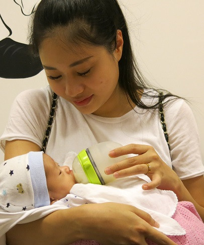 Sau bao ngày lo lắng, giờ đây người mẹ trẻ rất hạnh phúc khi thấy con khỏe mạnh.