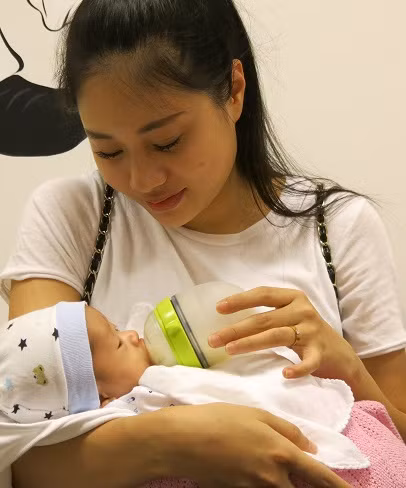 Sau bao ngày lo lắng, giờ đây người mẹ trẻ rất hạnh phúc khi thấy con khỏe mạnh.