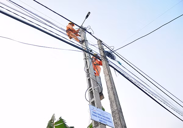 Công nhân EVN HANOI triển khai công trình Thắp sáng miền quê tại thôn Lai Tảo.