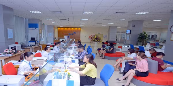 Nhân viên đang tiến hành giao dịch cho khách.