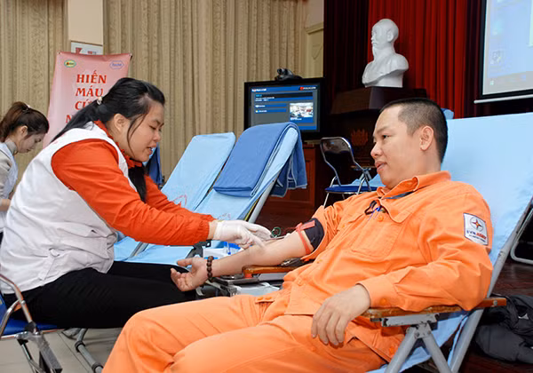 Anh Trần Tiến Trung - Công nhân vận hành PC HAIBATRUNG, EVN HANOI đã 30 lần hiến máu tình nguyện.