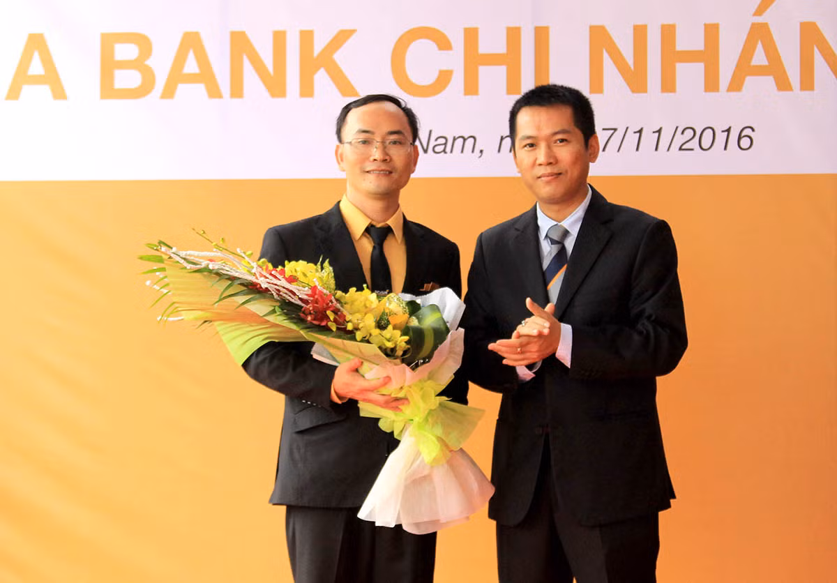 Ông Đặng Trung Dũng tặng hoa Chi nhánh Hà Nam.