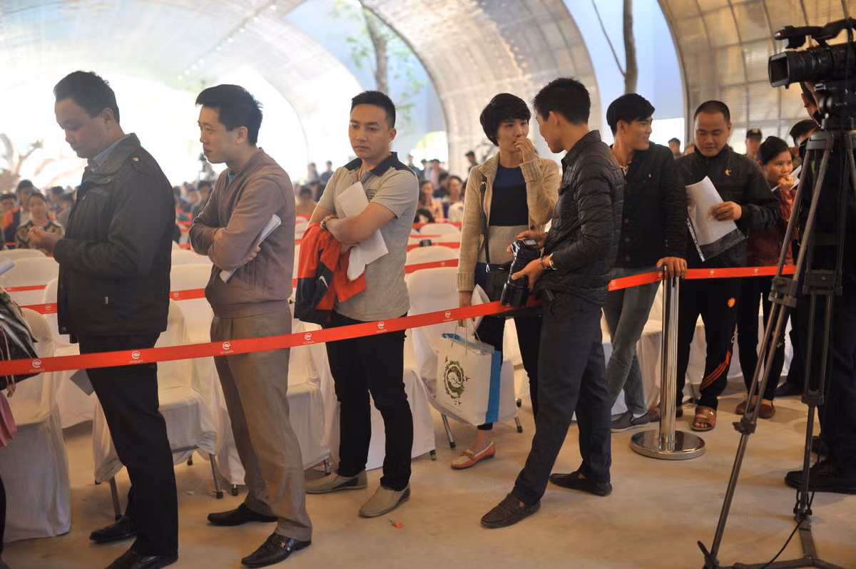 Khách hàng mua Aqua Bay hàng đa phần là những người trẻ tuổi.