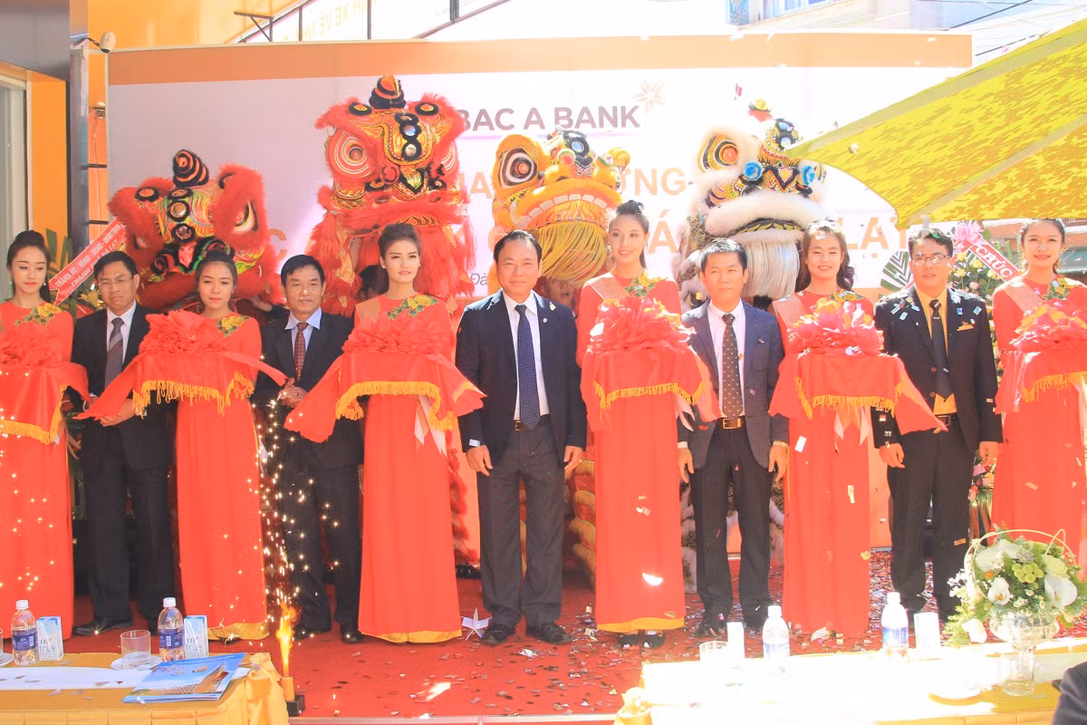 Lễ cắt băng khánh thành chi nhánh Bac A Bank ở Đà Lạt.