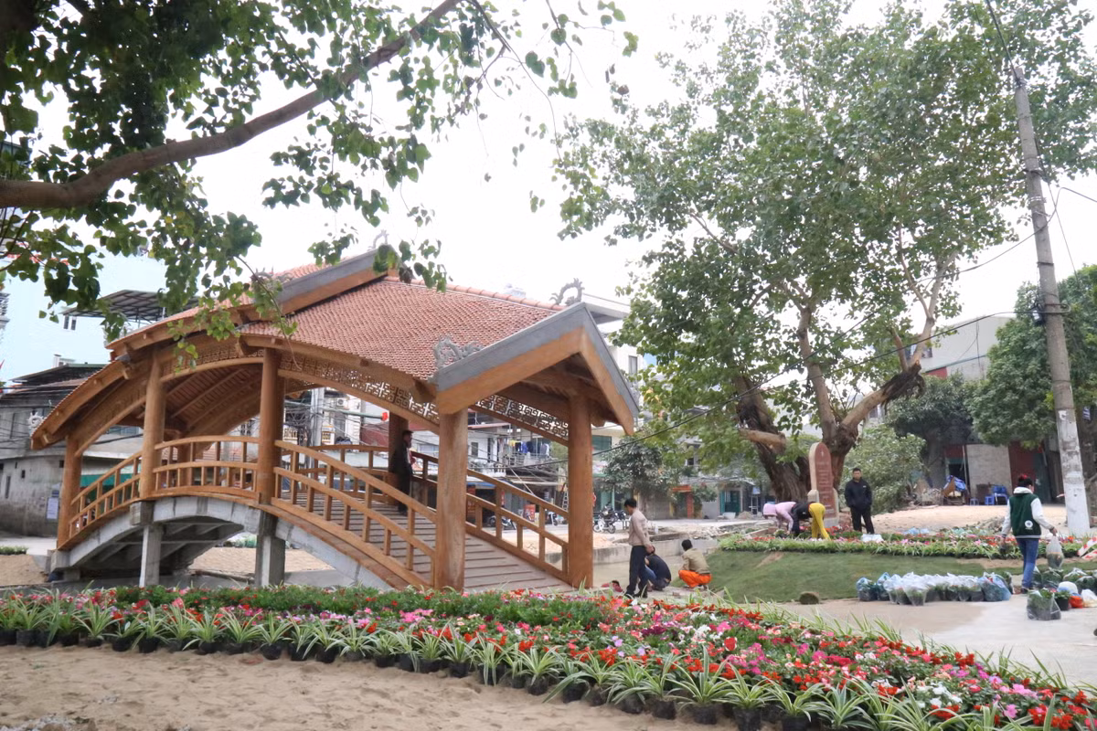 Việc khánh thành cây cầu bắc qua hồ sen đi vào làng lụa Vạn Phúc, đối diện dự án Goldsilk không chỉ giúp cư dân Goldsilk đi lại thuận lợi mà còn mang đến cảnh quan nên thơ, không khí trong lành và tiện ích “xanh” cho cả khu vực.