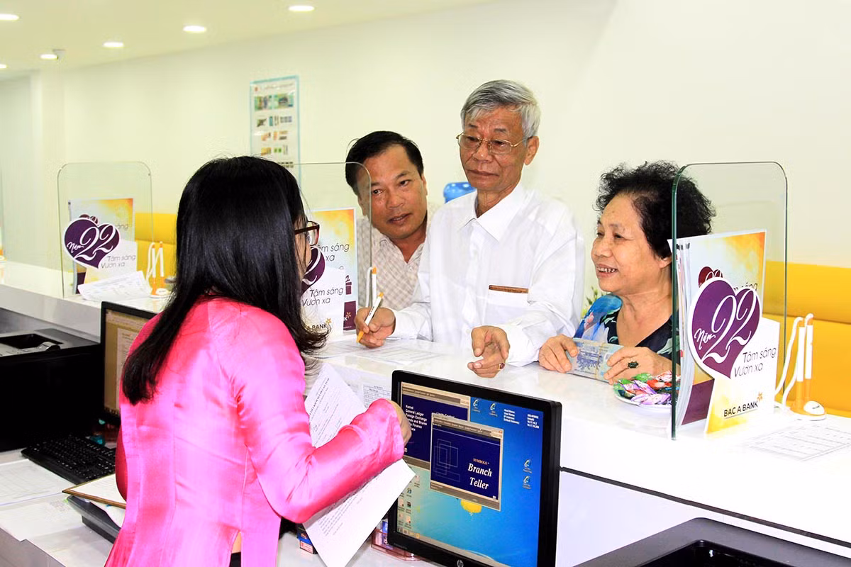 CBNV phục vụ khách hàng trong ngày khai trương.