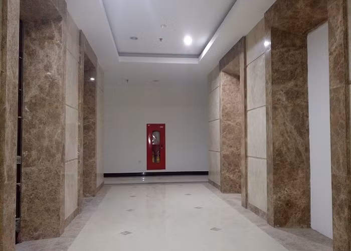 Mặt ngoài thang đá được ốp đá, hộp phòng cháy chữa cháy đã hoàn thiện đồng bộ tại tòa Ruby 4 Khu Ruby. Theo chủ đầu tư, nhà thầu Delta luôn đặt yếu tố chất lượng, thẩm mỹ lên hàng đầu nên ngay khi thi công xong, khâu làm sạch sau xây dựng đều được triển khai rất đồng bộ để chờ đón cư dân vào ở ngay.