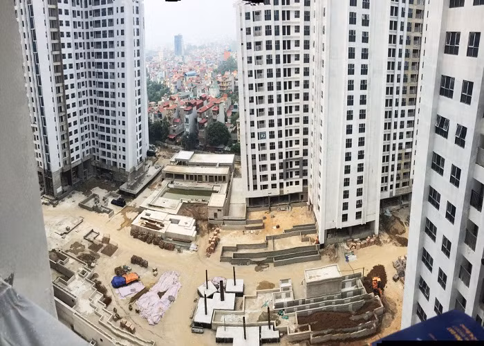 Toàn cảnh quảng trường khu Ruby đang thi công các hạng mục cuối cùng bao gồm: Hoàn thiện chống thấm nền, đổ đất các bồn cây và cảnh quan. Theo cam kết từ chủ đầu tư hạng mục cảnh quan của khu Ruby sẽ được hoàn thiện hoàn toàn vào cuối tháng 12/2016, tức chỉ còn khoảng 2 tháng nữa.