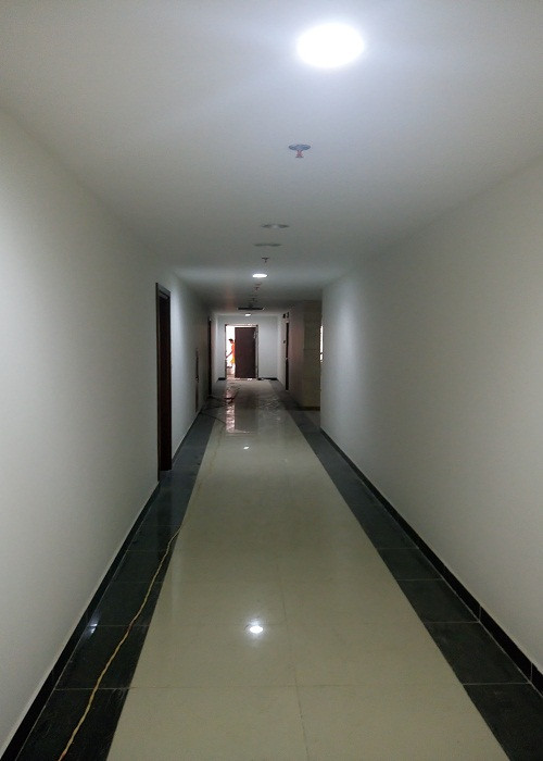Hành lang khu vực căn hộ tòa R4 đã hoàn thiện hệ thống cảm ứng chống cháy, đèn hành lang đã được thi công hoàn thiện.