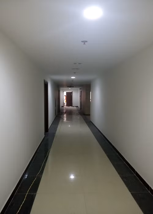 Hành lang khu vực căn hộ tòa R4 đã hoàn thiện hệ thống cảm ứng chống cháy, đèn hành lang đã được thi công hoàn thiện.
