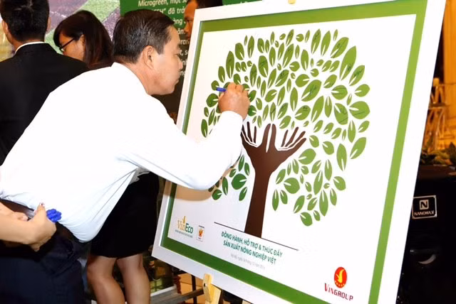 Một trong các hộ sản xuất ký cam kết đồng hành cùng chương trình của Vingroup.