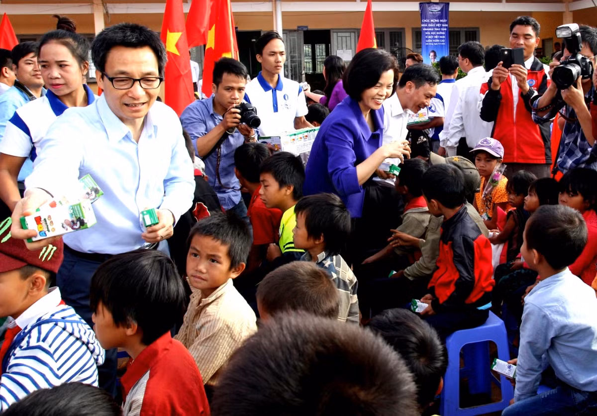 Phó Thủ tướng Vũ Đức Đam và bà Bùi Thị Hương – Giám Đốc Điều hành Vinamilk đang trao sữa học đường của Vinamilk cho học sinh trường tiểu học dân tộc khó khăn nhất của tỉnh Đắk Nông.