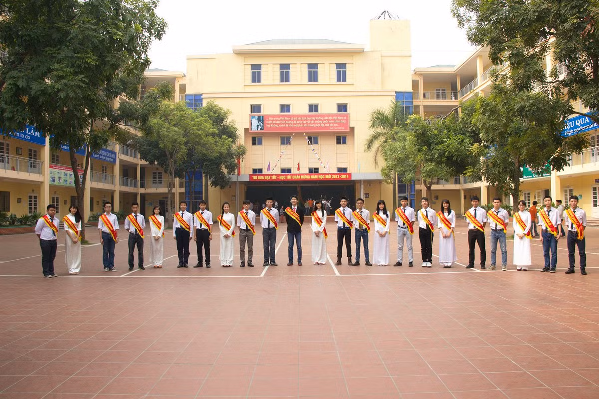 Hệ thống trường liên cấp Lomonoxop (cách Goldmark City gần 1km) là trường liên cấp tiêu chuẩn quốc gia từ cấp 1 đến cấp 3 đã được khẳng định bởi chất lượng, uy tín cũng như tỷ lệ lớn học sinh đạt giải quốc gia và quốc tế.