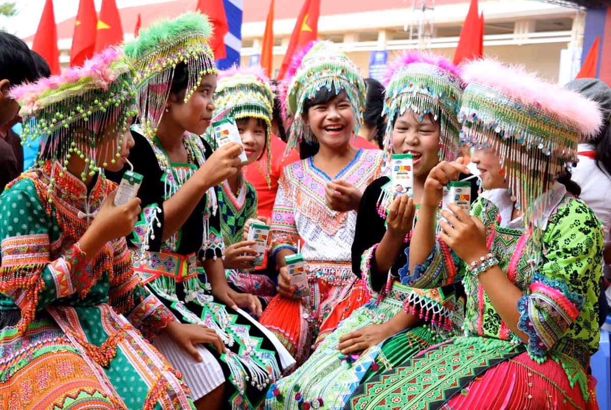 Vinamilk với gần 10 năm tiên phong đi đầu thực hiện chương trình sữa học đường ở các địa phương trên cả nước, nhằm đem đến các sản phẩm sữa dinh dưỡng chất lượng quốc tế cho các em học sinh trên mọi miền đất nước, giúp các em được phát triển toàn diện cả về thể chất và trí lực, vì một Việt Nam Vươn Cao.