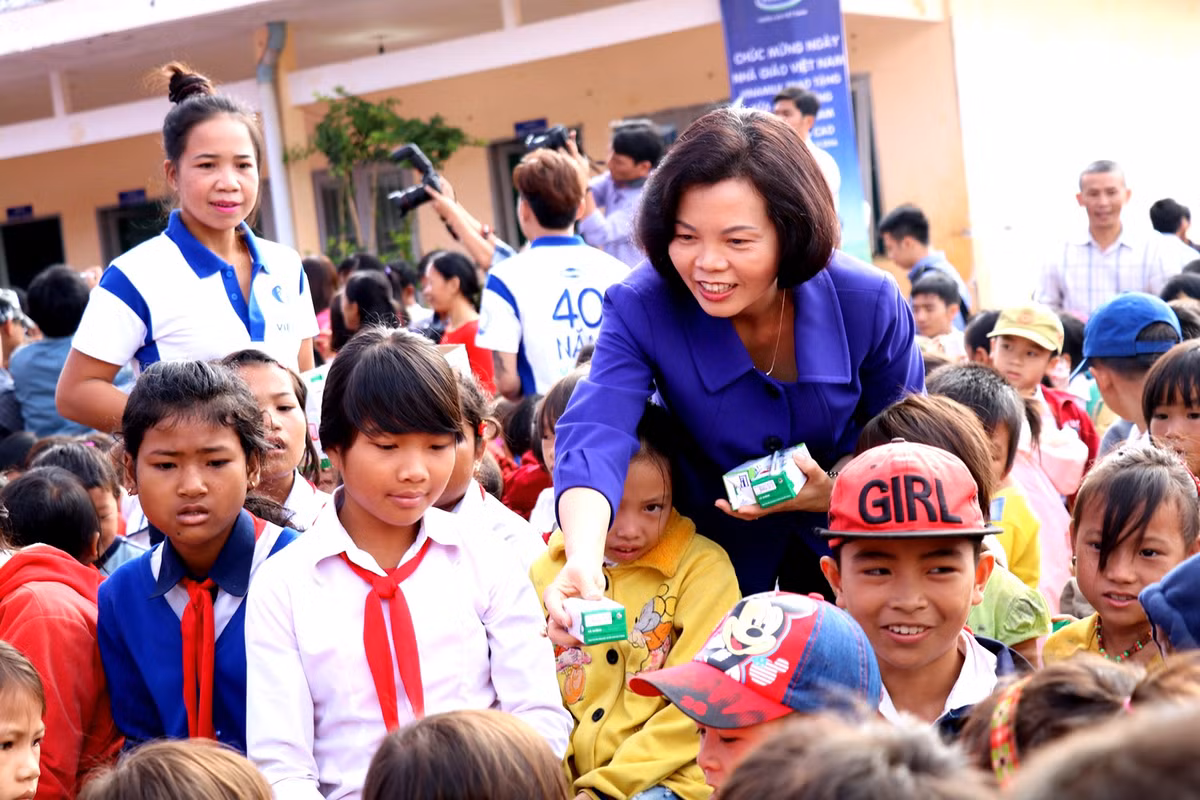 Bà Bùi Thị Hương – Giám Đốc Điều Hành Vinamilk ân cần phát sữa cho các em học sinh tỉnh Đắk Nông.