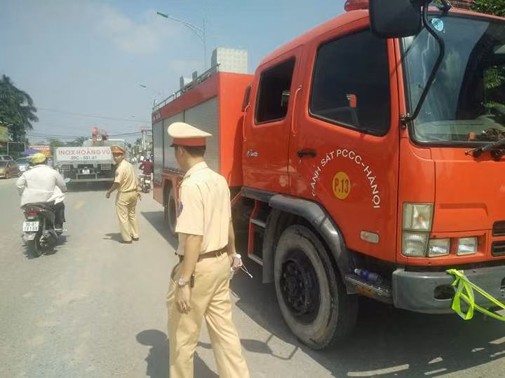 Ha Noi: Chay lon tai xuong lam banh keo, thiet hai ca nguoi lan cua-Hinh-5