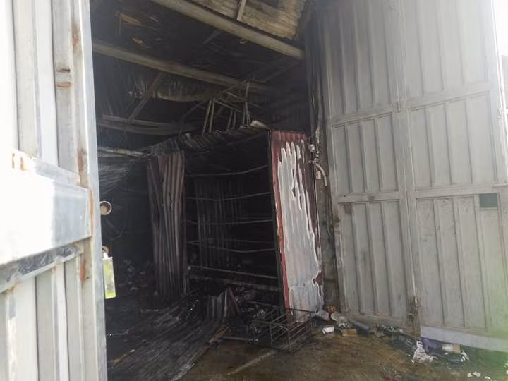 Ha Noi: Chay lon tai xuong lam banh keo, thiet hai ca nguoi lan cua-Hinh-2