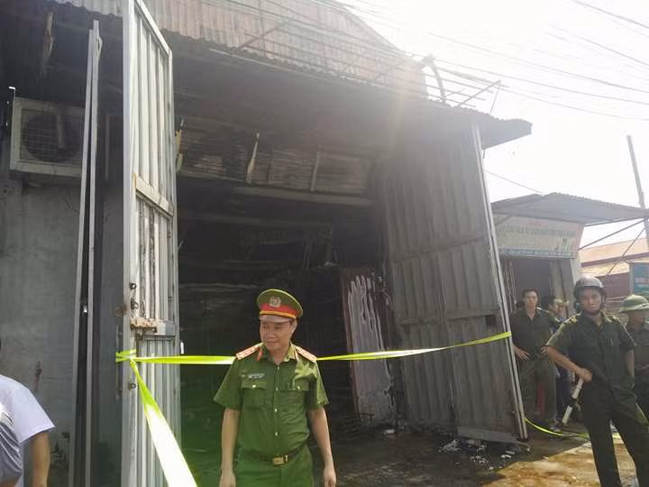 Ha Noi: Chay lon tai xuong lam banh keo, thiet hai ca nguoi lan cua