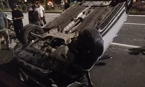 Ha Noi: O to lat phoi bung, ba nguoi thoat chet