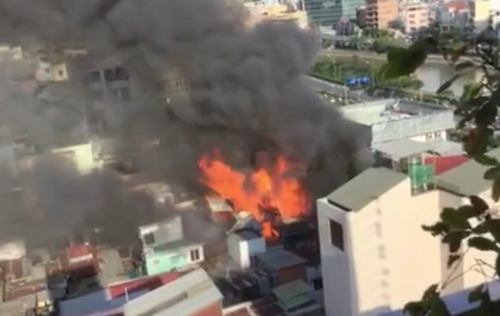 Lửa bùng cháy dữ dội từ căn nhà cao tầng rồi trong tích tắc lan nhanh sang hàng chục căn nhà san sát nhau trong khu chợ Cầu Ông Lãnh cũ.