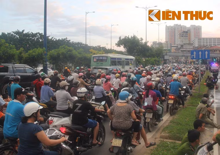 Nhiều khu vực xung quanh vụ cháy bị kẹt cứng vào thời điểm tan tầm.