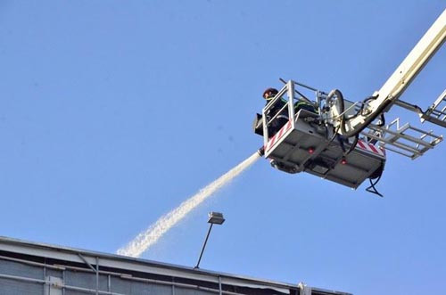 Hàng trăm chiến sĩ cảnh sát PCCC cùng nhiều phương tiện, trang thiết bị hiện đại được điều đến hiện trường để tham gia khống chế đám cháy.