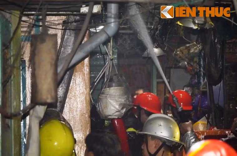 Khu vực xảy ra hoả hoạn là nhiều dãy nhà cao 3 tầng có hàng trăm căn (diện tích chỉ hơn 10m2) san sát nhau và thông bằng các con hẻm nhỏ ra 4 trục đường lớn Võ Văn Kiệt, Nguyễn Thái Học, Nguyễn Thái Bình, Yersin.
