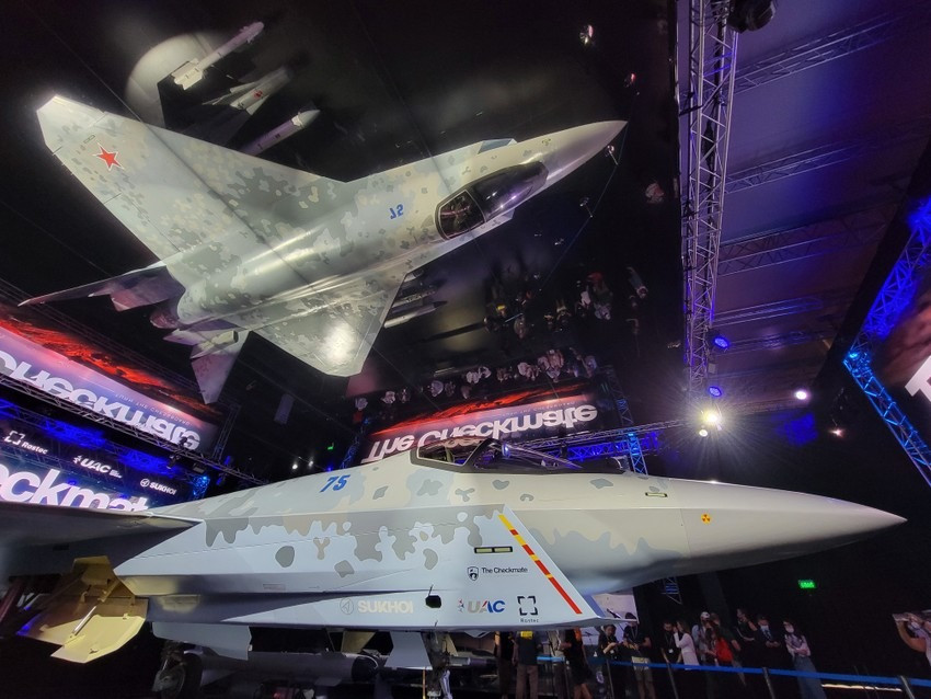 Su-75 dài hơn 17m, có sải cánh gần 12m và là máy bay chiến đấu một động cơ.