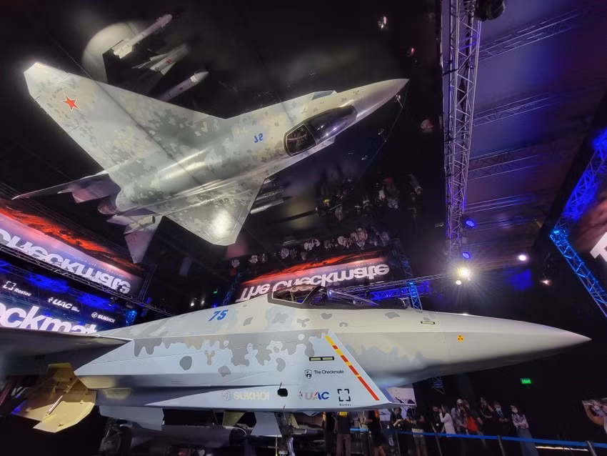 Su-75 dài hơn 17m, có sải cánh gần 12m và là máy bay chiến đấu một động cơ.