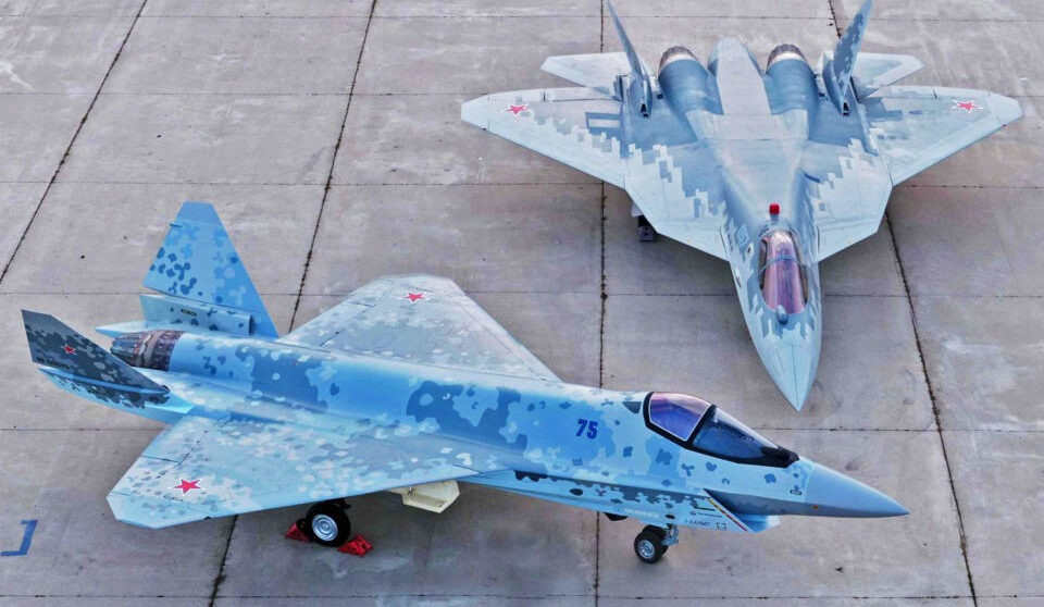 Su-75 có buồng lái bằng kính hiện đại với cách bố trí tương tự như của Su-57. Ngoài việc phục vụ nhu cầu của Không quân Nga, Su-75 còn được phát triển cho mục đích xuất khẩu.