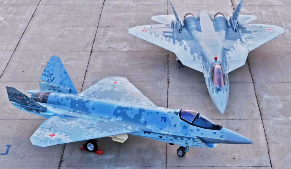Su-75 có buồng lái bằng kính hiện đại với cách bố trí tương tự như của Su-57. Ngoài việc phục vụ nhu cầu của Không quân Nga, Su-75 còn được phát triển cho mục đích xuất khẩu.