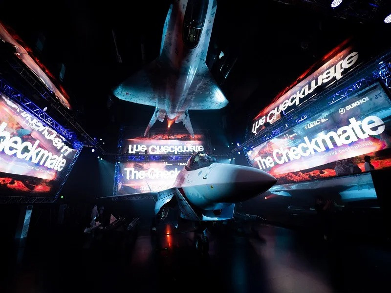 Su-75 có vận tốc tối đa Mach 1,8 (2.205 km/giờ) và tầm bay tối đa 3.000 km.