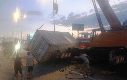 Cua ngo Sai Gon te liet vi container dỏ chán ngang duòng