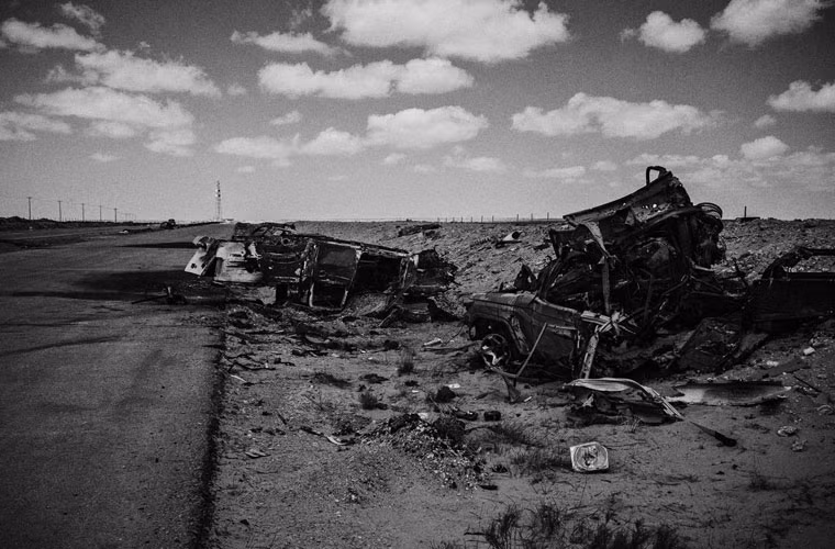 Những ô tô cháy rụi trơ khung ở bên lề đường từ chạy thành trì phiến quân IS là Sirte tới thành phố Misrata của Libya.