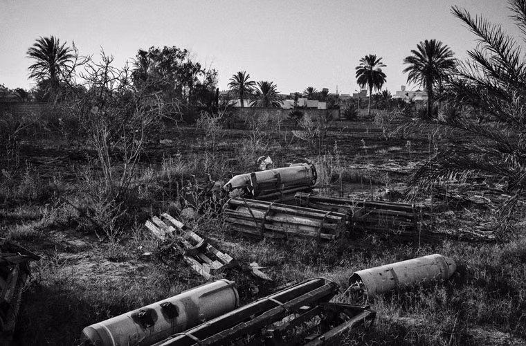 Những quả tên lửa nằm chỏng chơ bên ngoài một xưởng chế tạo bom của IS ở Sirte.