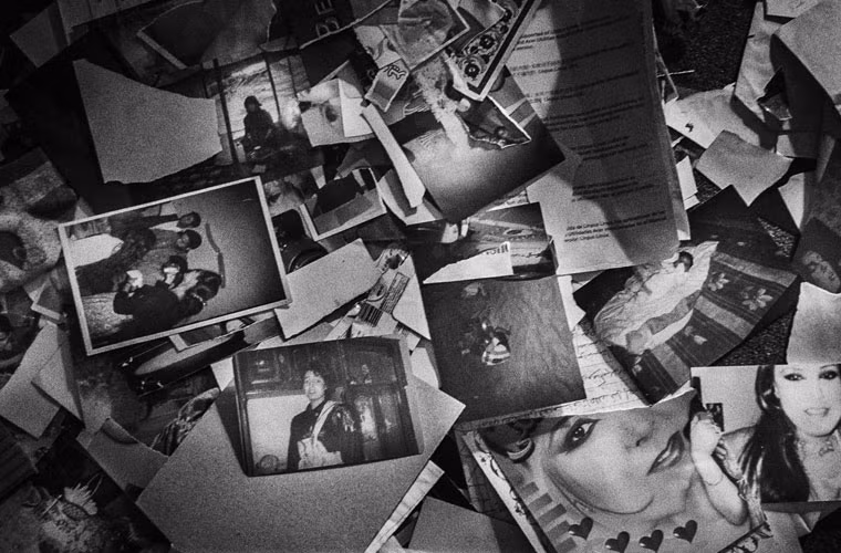 Các giấy tờ, đồ cá nhân nằm trên sàn nhà tù của IS ở Sirte.