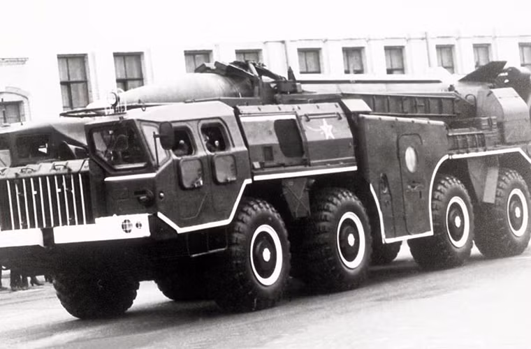 Đạn R-17E là cái “tên mẹ đẻ” của tên lửa đạn đạo Scud nổi tiếng khắp thế giới. Đúng ra thì Scud là định danh của khối quân sự NATO dành cho tên lửa đạn đạo R-17E do Liên Xô sản xuất. Tuy nhiên R-17E khi chuyển giao cho Việt Nam nằm trong thành phần tổ hợp tên lửa đạn đạo chiến dịch – chiến thuật 9K72E Elbrus. Dẫu vậy, những cái tên dài dòng này không nhiều người biết rõ, phần lớn người ta thường gọi ngắn gọn là tên lửa Scud.