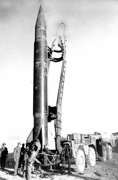 Tên lửa Scud thiết kế mang đầu đạn thuốc nổ thường nặng 1 tấn hoặc đầu đạn hạt nhân 5-70 kiloton, đầu đạn hóa học. Với đầu đạn thuốc nổ, tốc độ va chạm 1,4km/s sẽ tạo ra hố sâu 1,5-4m, rộng 12m.