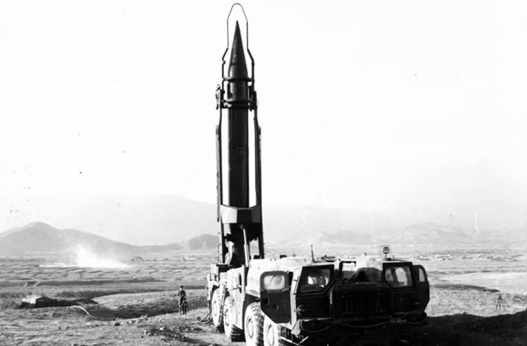 Tên lửa đạn đạo Scud (hay là R-17E) có chiều dài 11,25m, đường kính thân 0,88m, trọng lượng phóng 5,9 tấn. Tên lửa trang bị động cơ nhiên liệu lỏng Isayev RD-21 (thành phần nhiên liệu gồm chất cháy TM-185, chất oxy hóa AK-27I và nhiên liệu phóng TG-02). Ảnh: Tên lửa R-17E trong tư thế chiến đấu trên bệ phóng tự hành 9P117 Uragan.